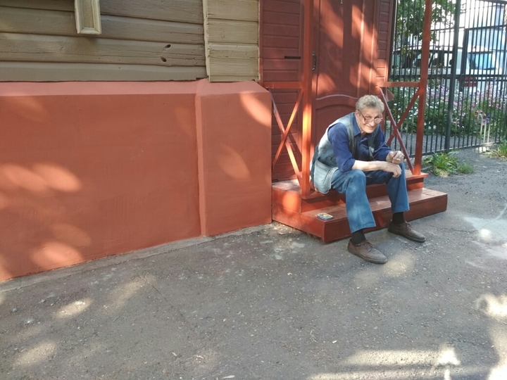 Променял кабинет на ведро с краской: Мединский покрасил забор в Казани Променял кабинет на ведро с краской: Мединский покрасил забор в Казани