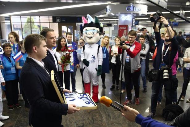 Россия получила от ОАЭ флаг мирового чемпионата WorldSkills, который пройдет в Казани в 2019 году